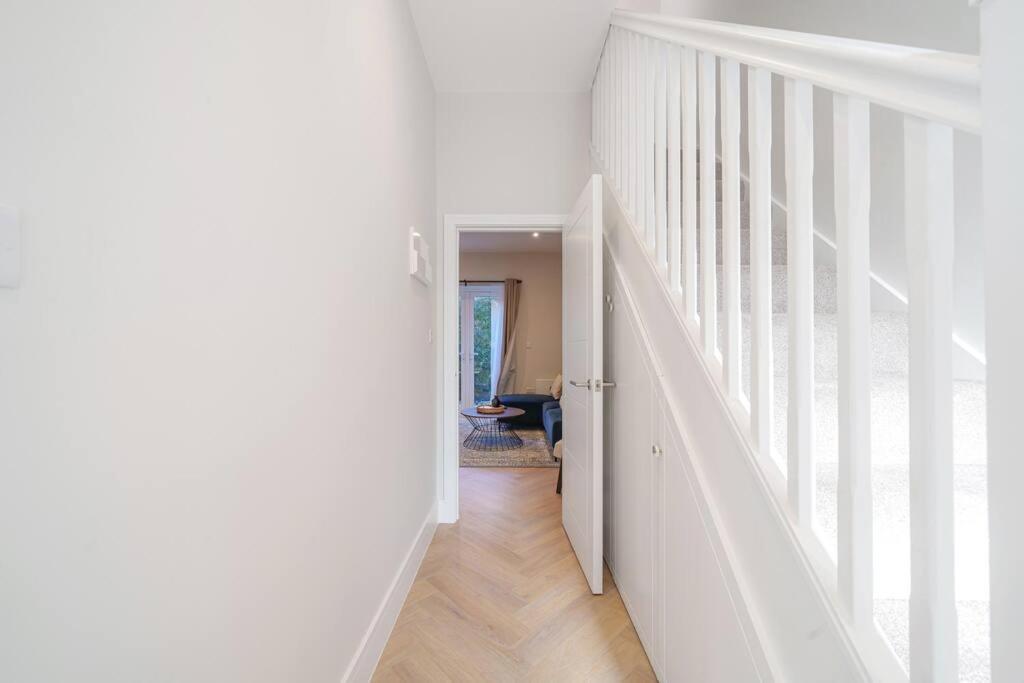 Cosy Tooting Retreat: 2-Bed Gem Apartment London Exterior photo