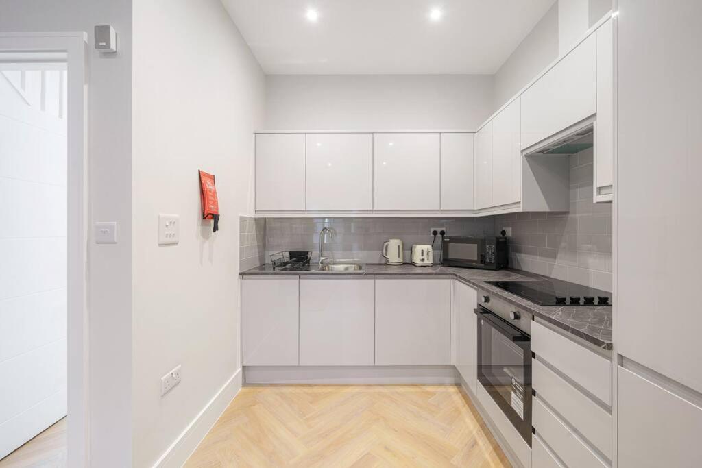 Cosy Tooting Retreat: 2-Bed Gem Apartment London Exterior photo